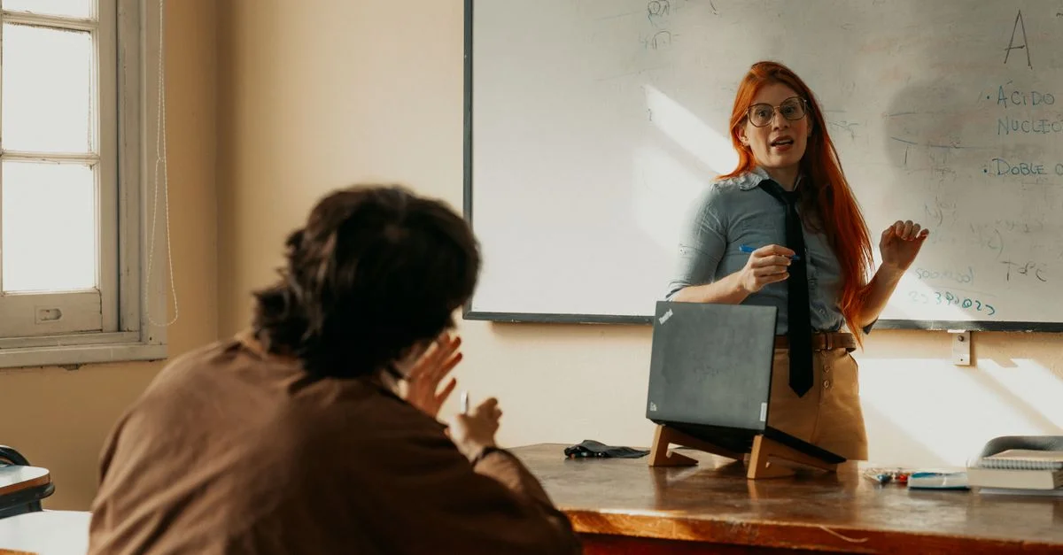 Un professeur interagit avec un étudiant pendant un cours dans une salle de classe d'une université de Buenos Aires.
