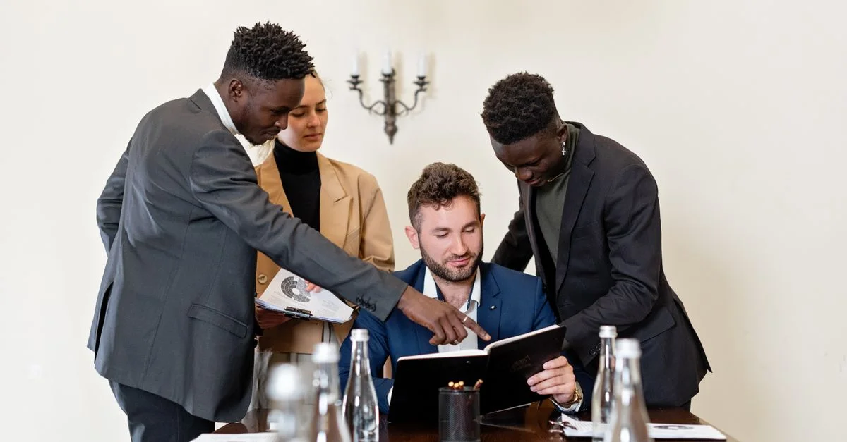 Un groupe diversifié de professionnels collaborant dans une salle de réunion moderne.