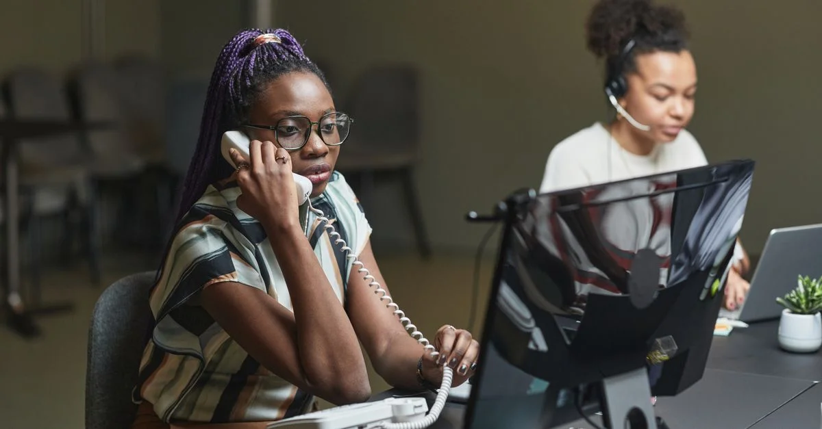 Agents de centre d'appels travaillant dans un bureau, se concentrant sur le service client et la communication.